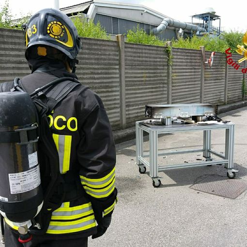 Batteria a fuoco in una ditta, intervengono i vigili del fuoco
