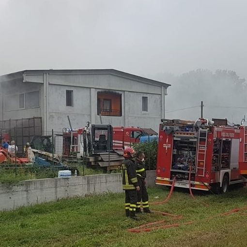Incendio in una cascina a Villar Dora: bruciano 130 rotoballe di fieno