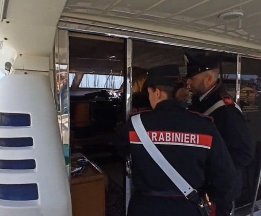 carabinieri che sequestrano uno yacht
