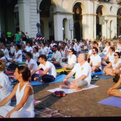 Giornata dello yoga a Torino, &quot;meditazione&quot; in piazza Castello con il centro Krishna Lila