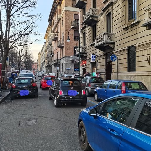 auto in corso Palestro con banchi del mercato