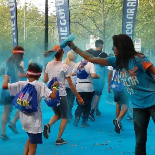 Domani c’è scuola, ma oggi si pensa ad essere felici: nel cuore di Torino l’ultima tappa della Color Run (Video e Fotogallery)