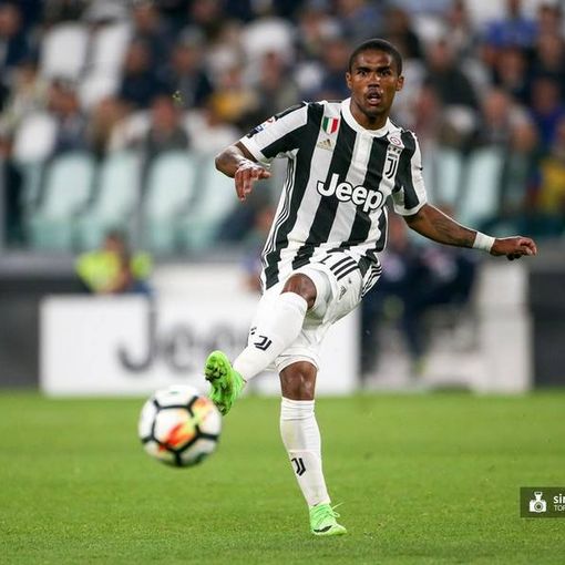 Un guizzo di Douglas Costa e poco più: la Juve fatica, ma batte il Genoa