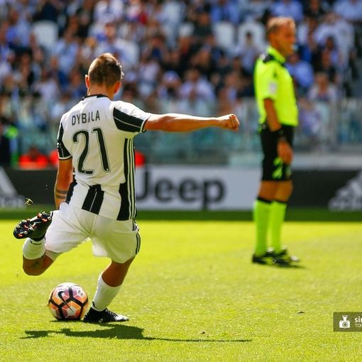 Dybala ancora in gol: rispetto all'anno scorso è cambiato il numero di maglia, non certo le magie che la Joya continua a regalare
