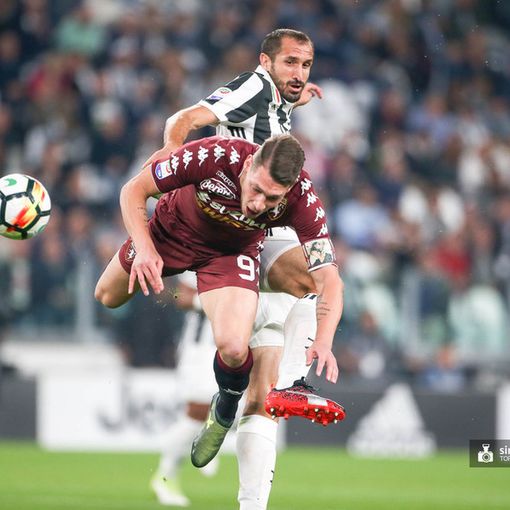 Chiellini contro Belotti, un duello che si ripeterà nel derby di domani sera