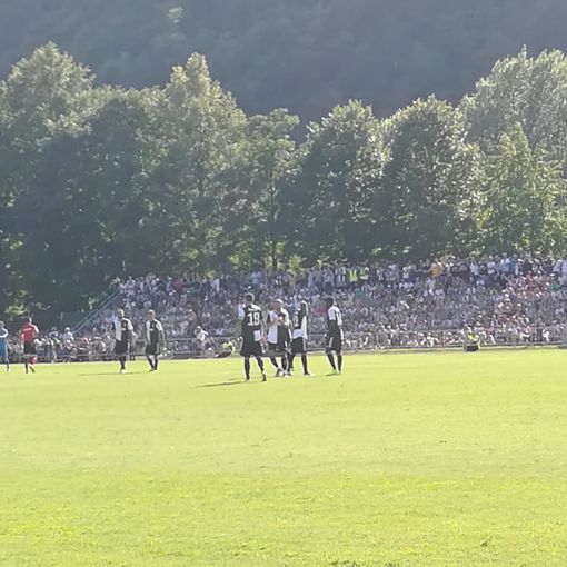 Due volte Dybala, un autogol e Cuadrado di tacco: festa Juve a Villar Perosa con la classica invasione dei tifosi