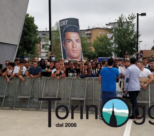 Tifosi in delirio per CR7: &quot;Portaci la Champions&quot; (Video)
