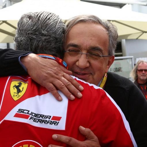 Sergio Marchionne abbraccia  il direttore della Scuderia del Cavallino Rosso Maurizio Arrivabene davanti al box della Ferrario