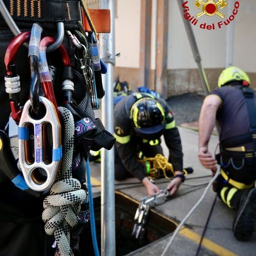 I pompieri si calano in un pozzo fino a 28 metri di profondità: ma si tratta di un addestramento