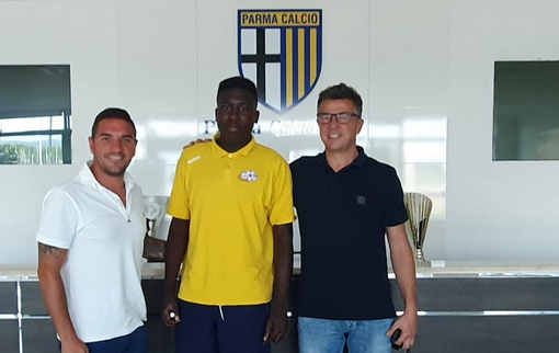 Fabour Utieyin con Marco Persiano (sx) e il ds delle giovanili del Parma Luca Piazzi