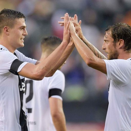 Andrea Favilli festeggiato da Claudio Marchisio (foto juventus.com)