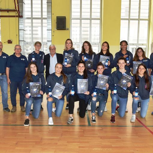 Il Barricalla CUS Torino Volley in compagnia dell’Amministratore Delegato di Lauretana Antonio Pola (foto SOFIA)