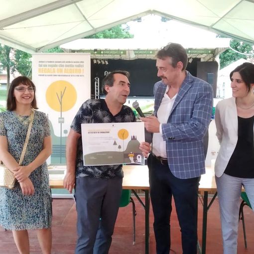 Il presidente Beppe Tesio ritira l'attestato