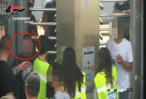 Dicono di avere meno di 14 anni per entrare allo stadio: indagati 29 tifosi del Napoli della &quot;Brigata Carolina&quot;