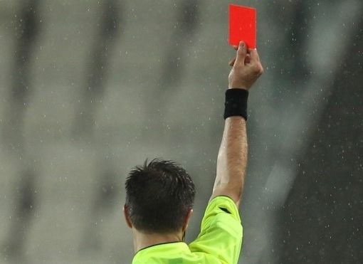 Nel calcio che sogna di ripartire, il Coronavirus vieta di protestare con l’arbitro