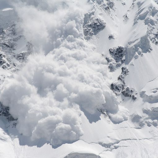 I pericoli principali sono la neve ventata alle quote più alte e il rialzo termico sui settori Sud