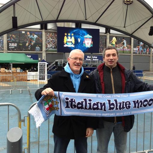 Renato Tubere a sinistra insieme a un compagno dell'Italian Blue Moon