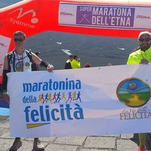Simone Leo e Giuseppe Cicogna sull'Etna per pubblicizzare la Maratonina della Felicità