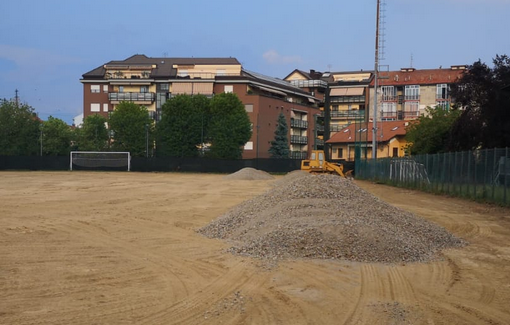 In via Orsiera a Cascine Vica (Rivoli) i lavori per installare il sintetico continuano