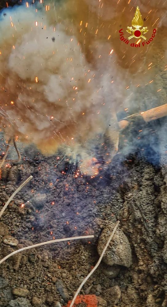 Ciriè, cavo elettrico "sfiamma" vicino ad una pompa di benzina