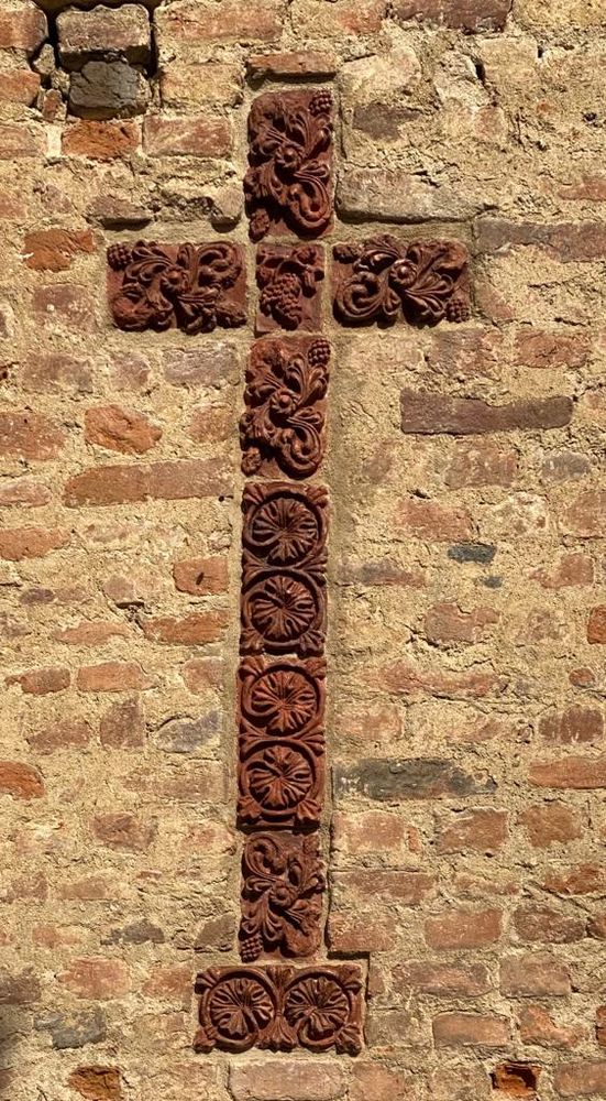Restaurata a Chieri la croce in terrecotte decorate dell’ex Convento di San Francesco