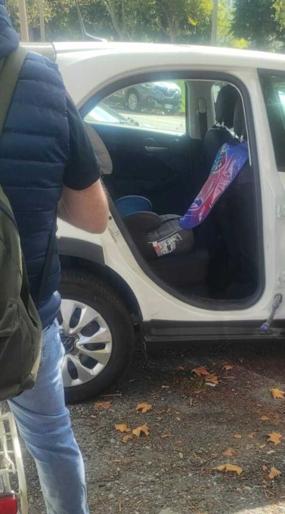 I ladri hanno portato via l'intera portiera dell'auto