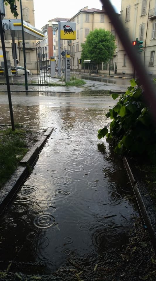 Pioggia e viabilità, l'incrocio tra Corso Lecce e Via Nicola Fabrizi si trasforma in un lago [FOTO]