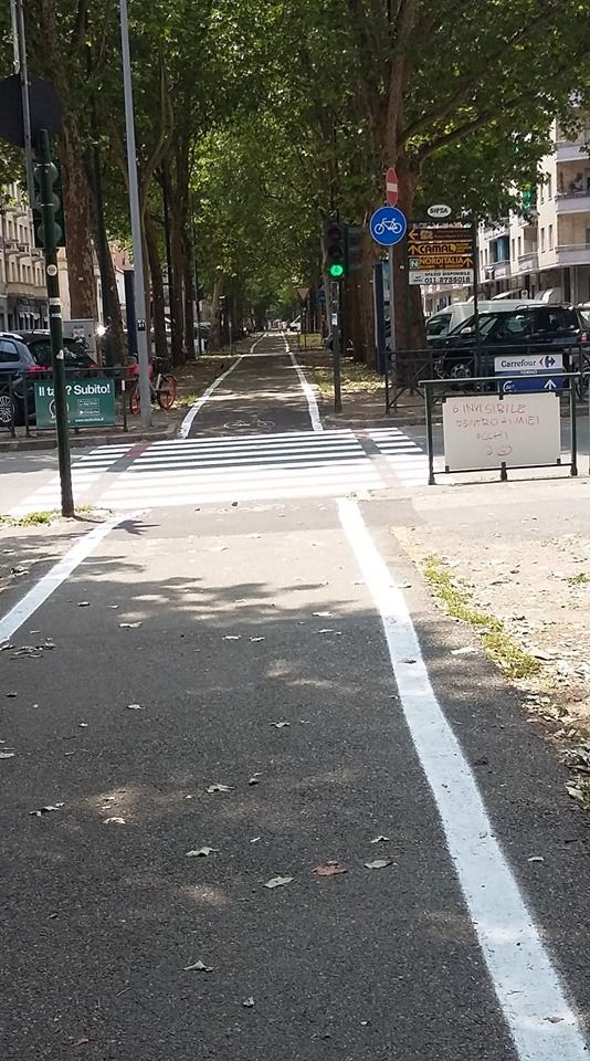 Parella, segnaletica orizzontale scarsa e un semaforo senza giallo [FOTO e VIDEO]