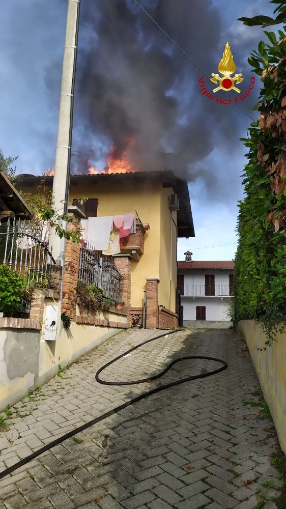 A fuoco il tetto di una casa di due piani a Verrua Savoia, intervento dei Vigili del Fuoco