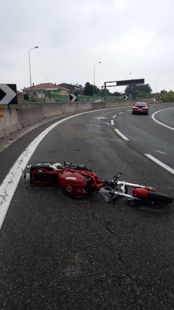 Incidente allo svincolo di Bruere: Ducati scivola nell’asfalto, biker in ospedale