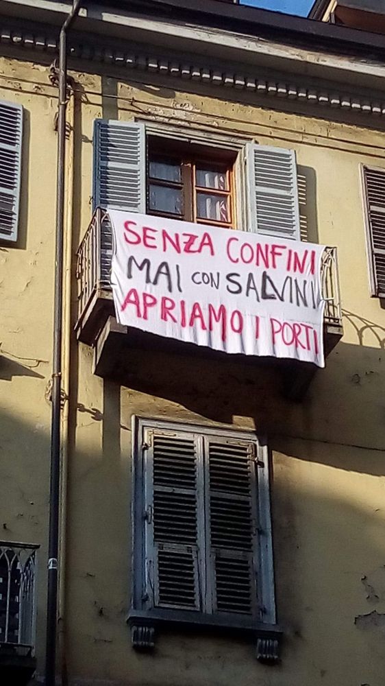 Anche a Torino spuntano gli striscioni ai balconi contro Matteo Salvini