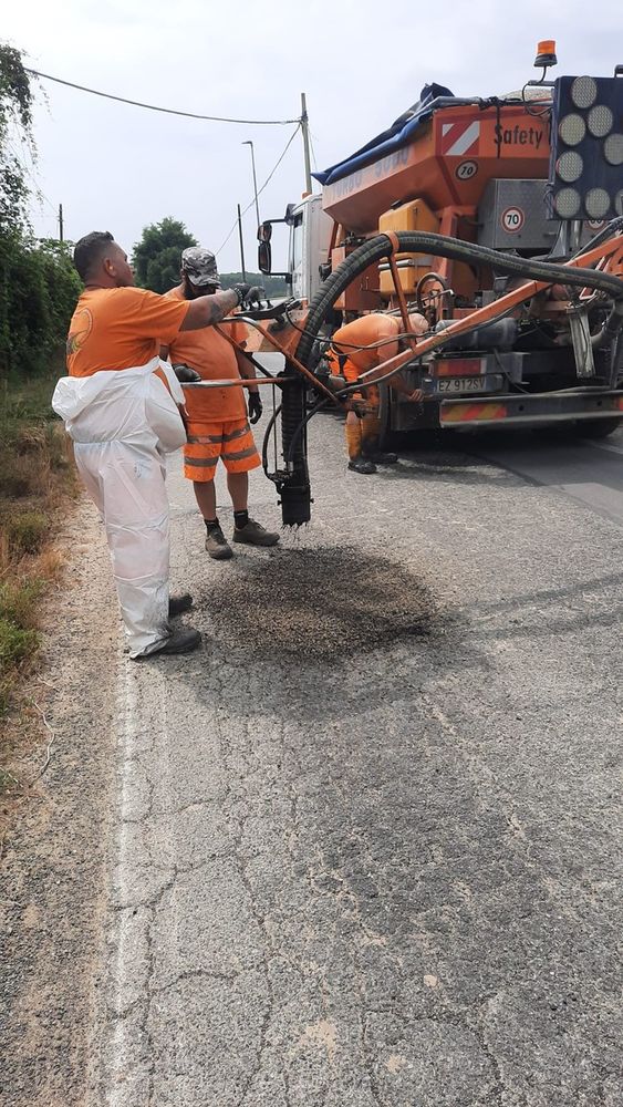 Lavori in corso a Santena per la risistemazione del manto stradale Lavori in corso a Santena per la risistemazione del manto stradale