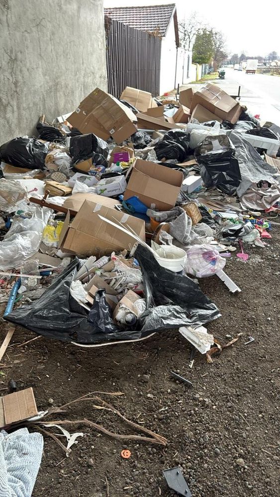 La discarica sotto al ponte del Villaretto La discarica sotto al ponte del Villaretto