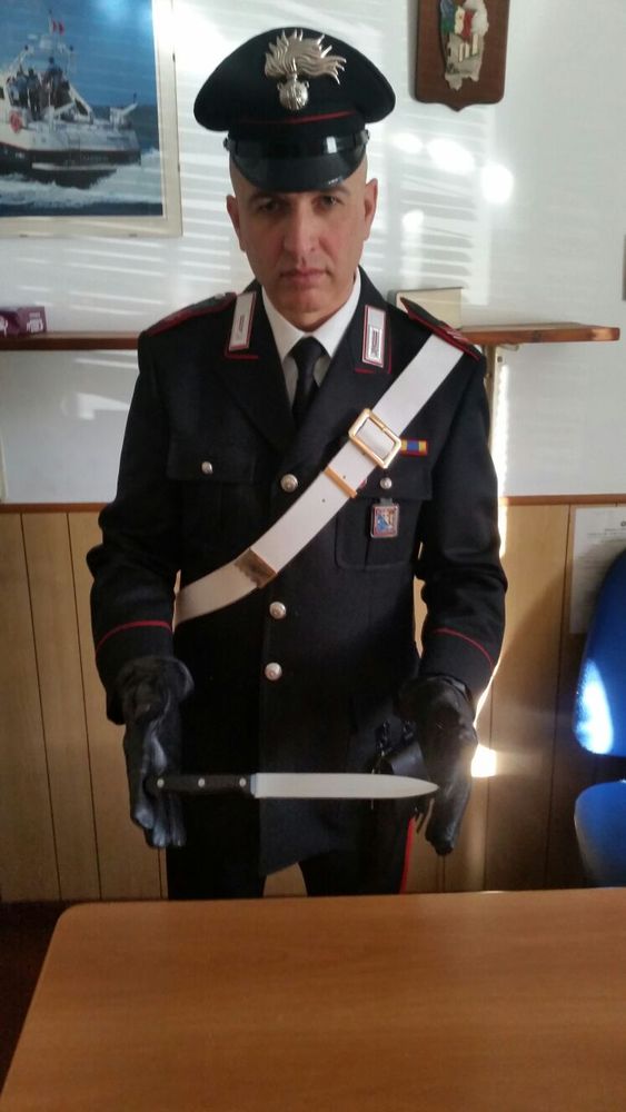 Minaccia la convivente con un coltello, arrestato Minaccia la convivente con un coltello, arrestato