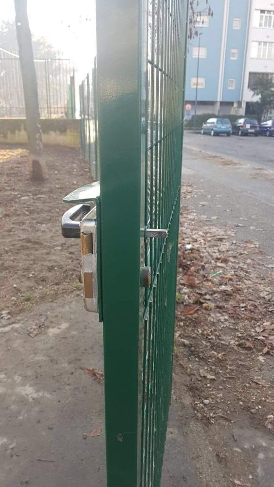 Maniglie rubate e polpette con pezzi di vetro nell’area cani di via Petrella a Torino