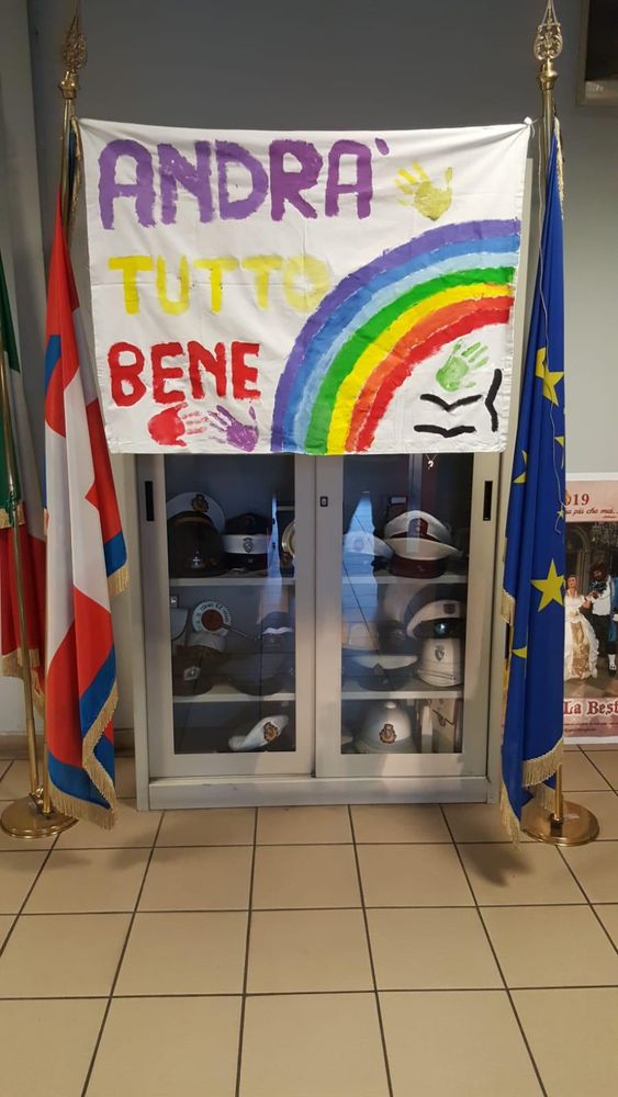 Anche i vigili urbani di via Morandi diffondono arcobaleni: &quot;Andrà tutto bene&quot;