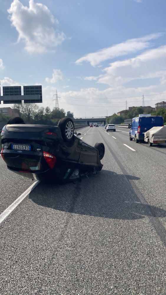 Incidente in tangenziale nord: auto ribaltata, due feriti