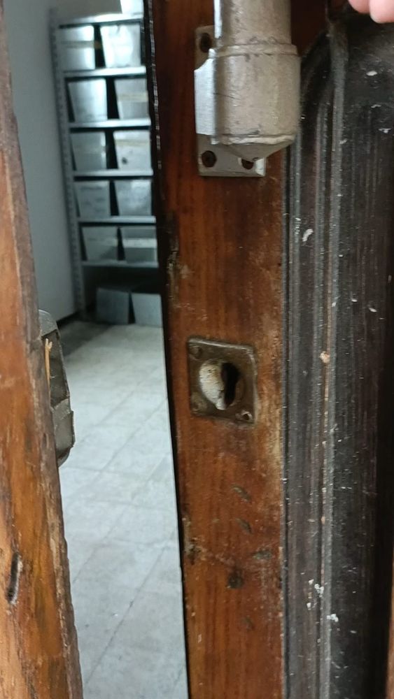 Cimitero, camera di deposito incustodita e lavori avviati da 3 anni: la denuncia del M5s