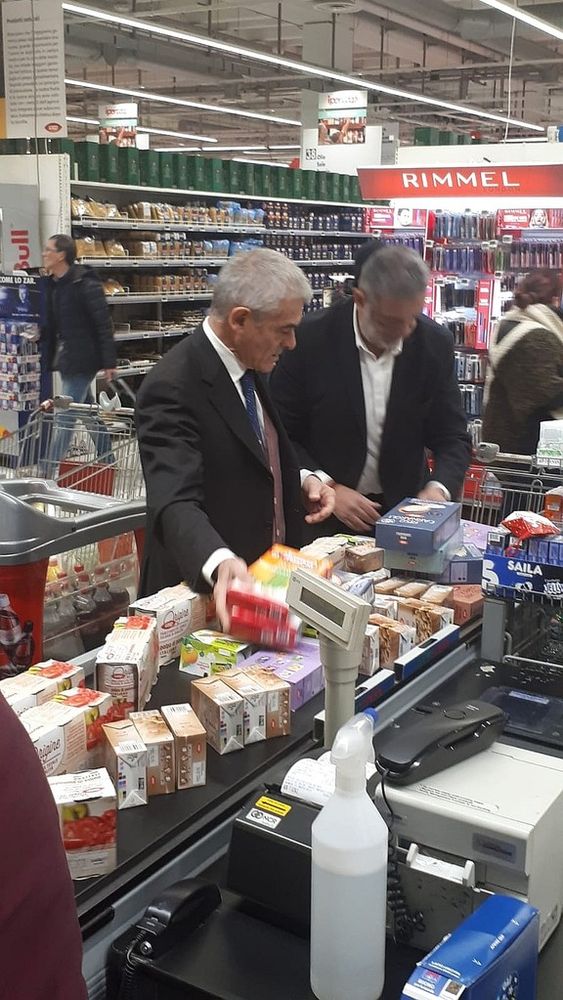 Chiamparino fa la spesa solidale per la colletta alimentare: "Gesto concreto, che spero venga seguito" Chiamparino fa la spesa solidale per la colletta alimentare: "Gesto concreto, che spero venga seguito"