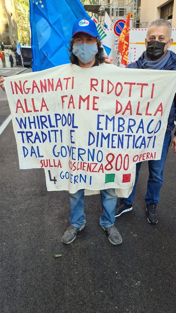 manifestante ex embraco con cartello manifestante ex embraco con cartello