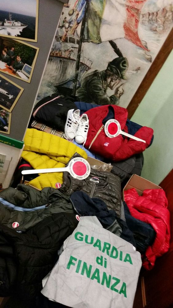 Vendeva vestiti porta a porta, ma taroccati: denunciato dalla Gdf Vendeva vestiti porta a porta, ma taroccati: denunciato dalla Gdf