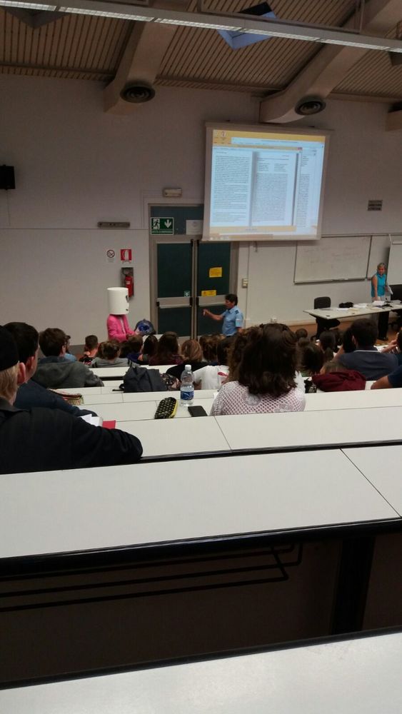 Mascherato entra a Palazzo Nuovo e inizia a distribuire caramelle gommose agli studenti