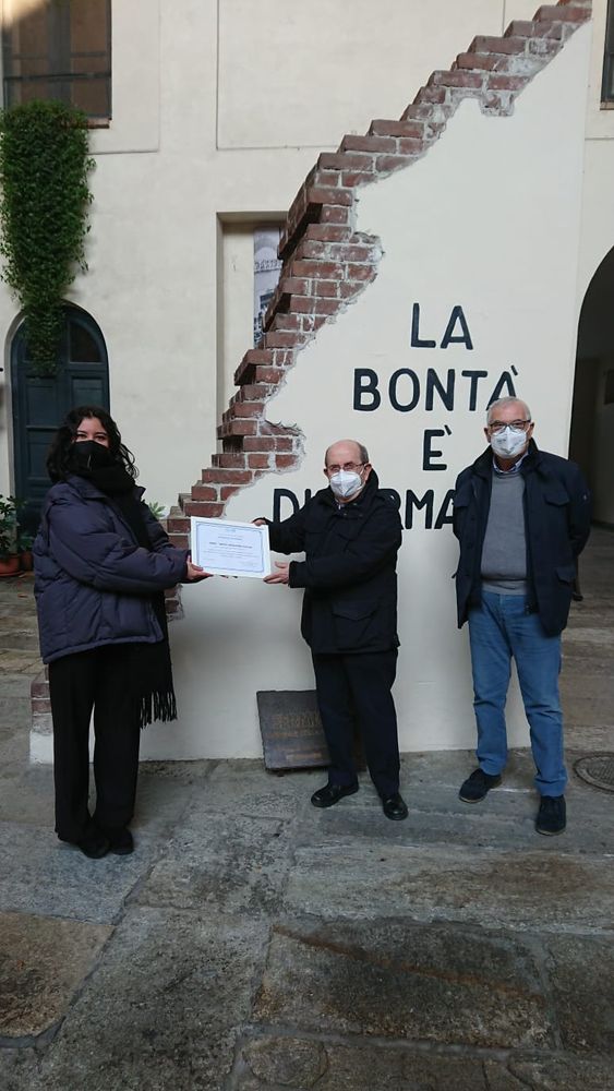 Cerimonia di consegna con poche persone