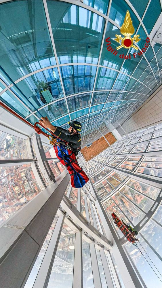 persona appesa a una vetrata persona appesa a una vetrata