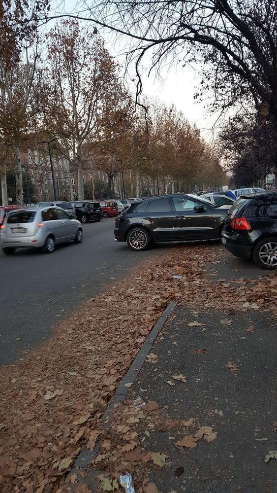 Corso Unione Sovietica: il giorno dopo le 6 persone investite torna la sosta selvaggia