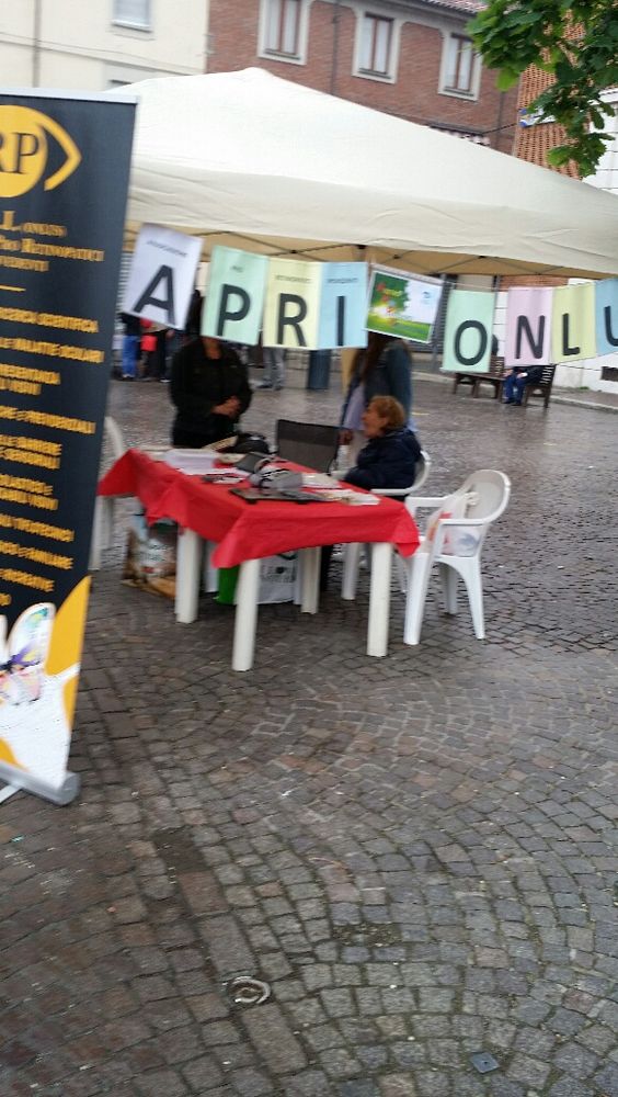 Ciriè, una campagna di sensibilizzazione su chi ha problemi di vista e usa il bastone bianco