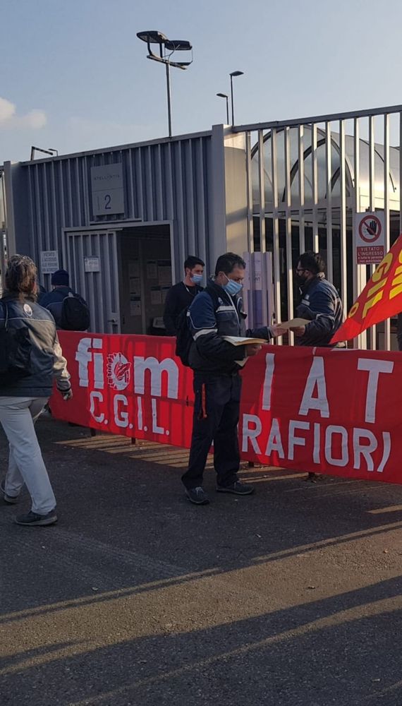 Volantinaggio ai cancelli Mirafiori Volantinaggio ai cancelli Mirafiori