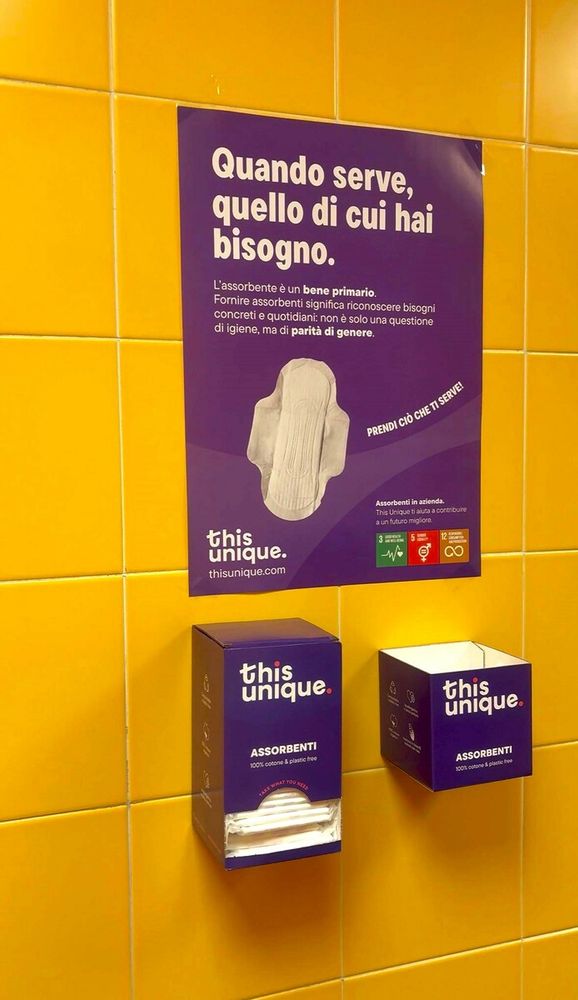 Dispenser gratuito di assorbenti in Città metropolitana