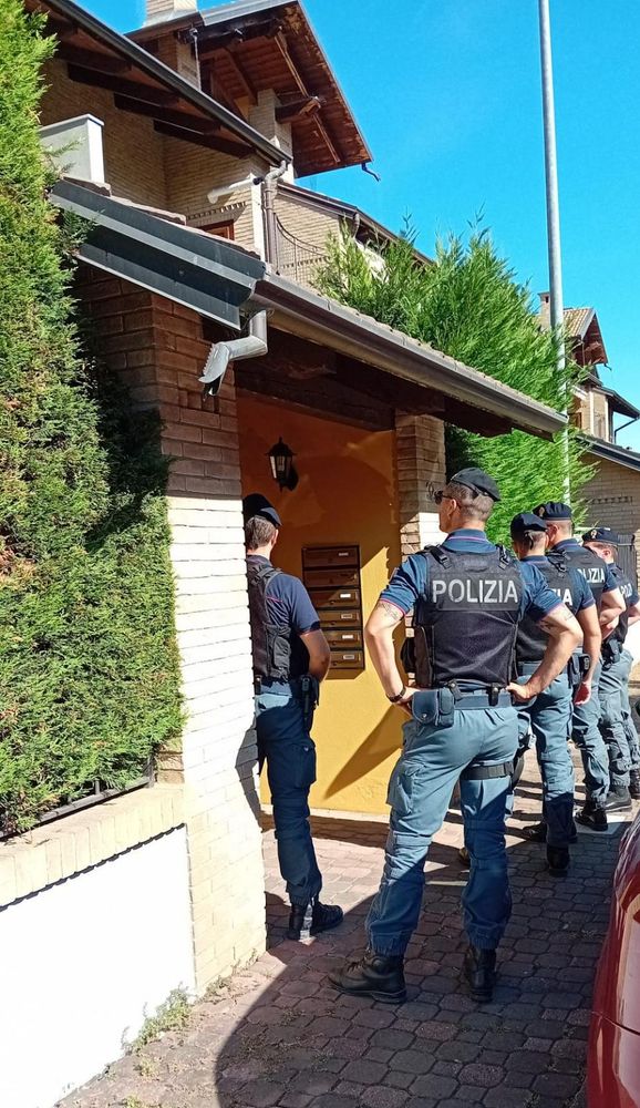 Forze di polizia che sgomberano una casa Forze di polizia che sgomberano una casa