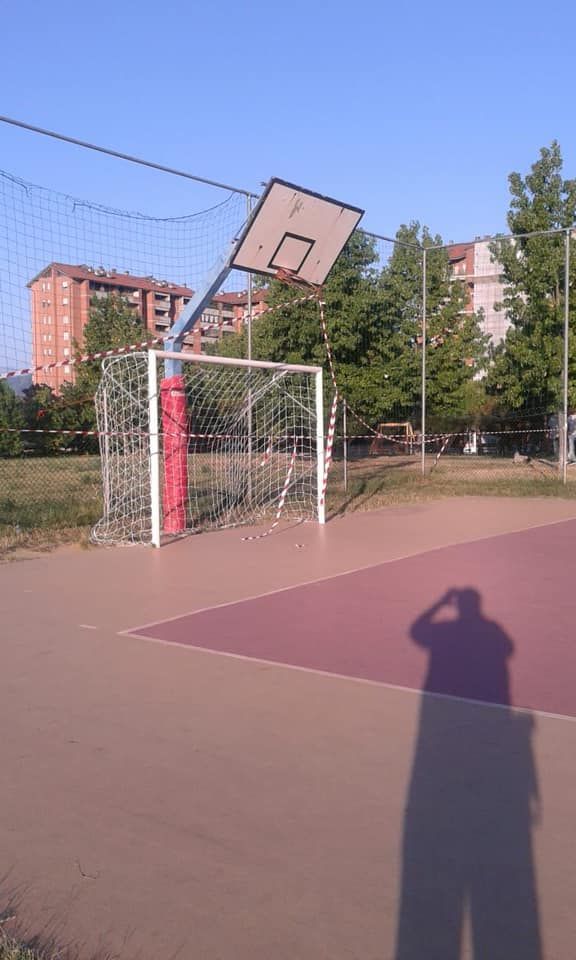 Canestro distrutto dai vandali